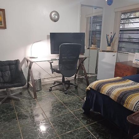 מיאמי Snug Minimalist Full Bed With 50 Inch Smart Tv, Netflix, Airplay, Mini-Fridge, And 500 Mbps Wifi Near Fiu, Dolphin Mall, Airport מראה חיצוני תמונה