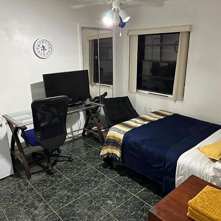 מיאמי Snug Minimalist Full Bed With 50 Inch Smart Tv, Netflix, Airplay, Mini-Fridge, And 500 Mbps Wifi Near Fiu, Dolphin Mall, Airport מראה חיצוני תמונה