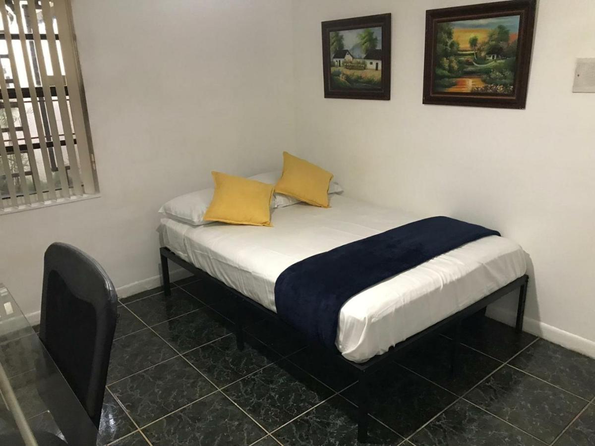 מיאמי Snug Minimalist Full Bed With 50 Inch Smart Tv, Netflix, Airplay, Mini-Fridge, And 500 Mbps Wifi Near Fiu, Dolphin Mall, Airport מראה חיצוני תמונה