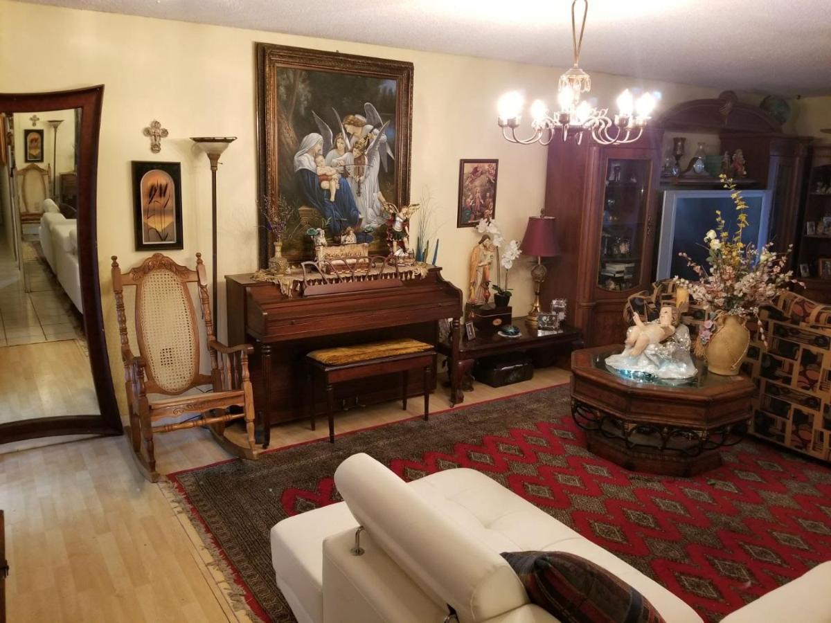 מיאמי Snug Minimalist Full Bed With 50 Inch Smart Tv, Netflix, Airplay, Mini-Fridge, And 500 Mbps Wifi Near Fiu, Dolphin Mall, Airport מראה חיצוני תמונה