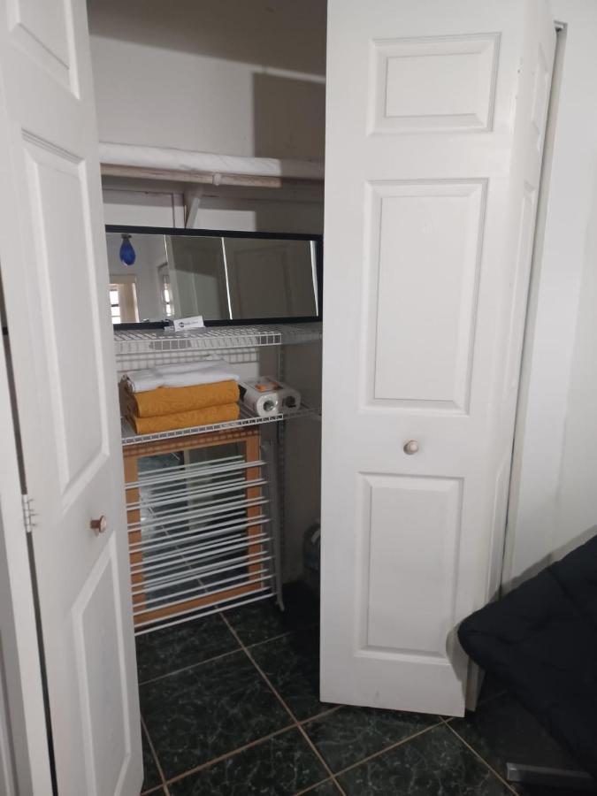 מיאמי Snug Minimalist Full Bed With 50 Inch Smart Tv, Netflix, Airplay, Mini-Fridge, And 500 Mbps Wifi Near Fiu, Dolphin Mall, Airport מראה חיצוני תמונה