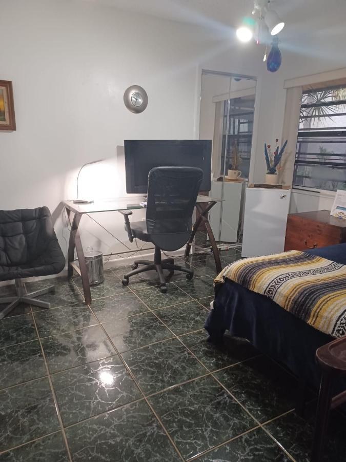 מיאמי Snug Minimalist Full Bed With 50 Inch Smart Tv, Netflix, Airplay, Mini-Fridge, And 500 Mbps Wifi Near Fiu, Dolphin Mall, Airport מראה חיצוני תמונה